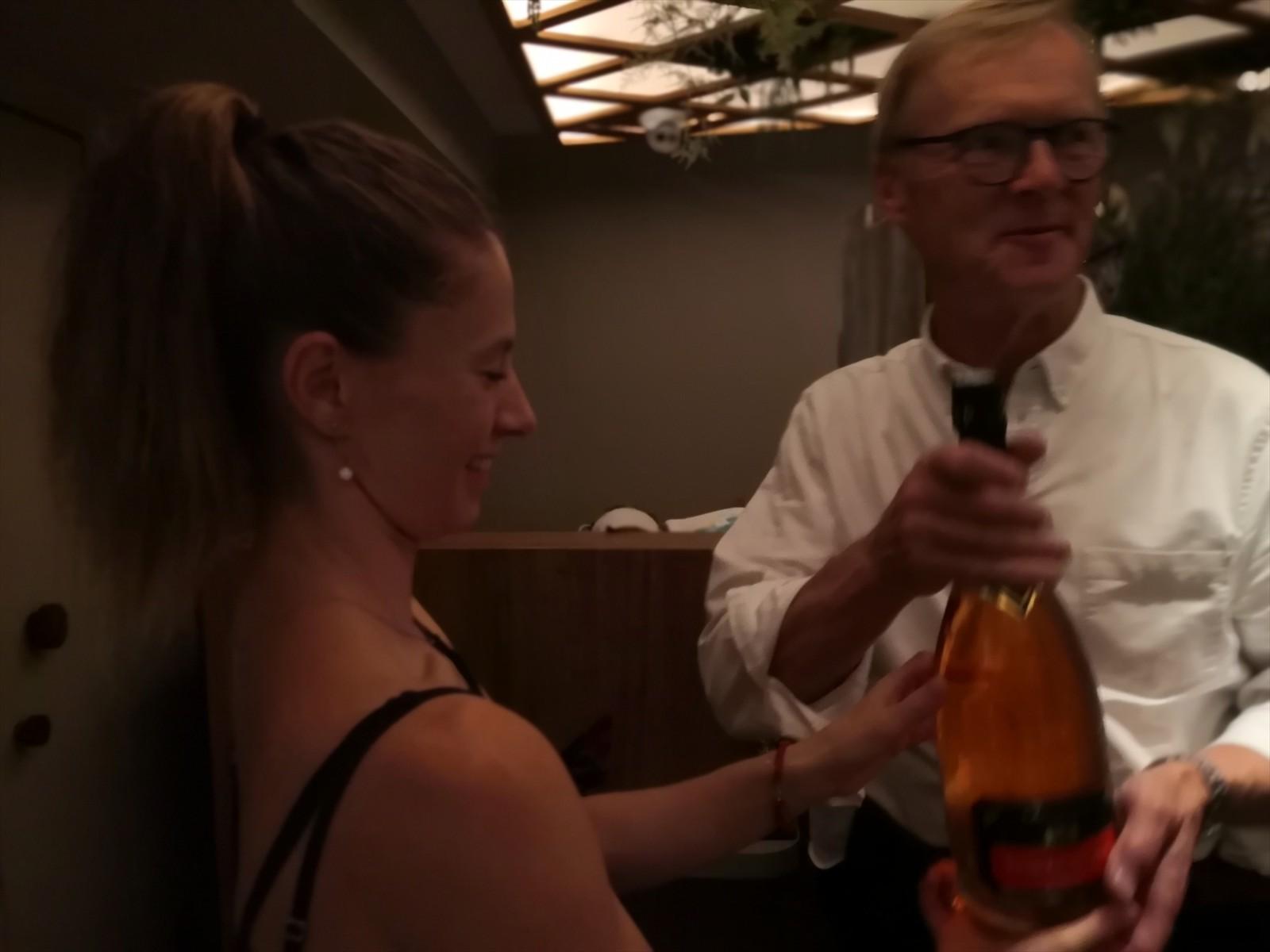 Charline P. remettant le magnum à Ari